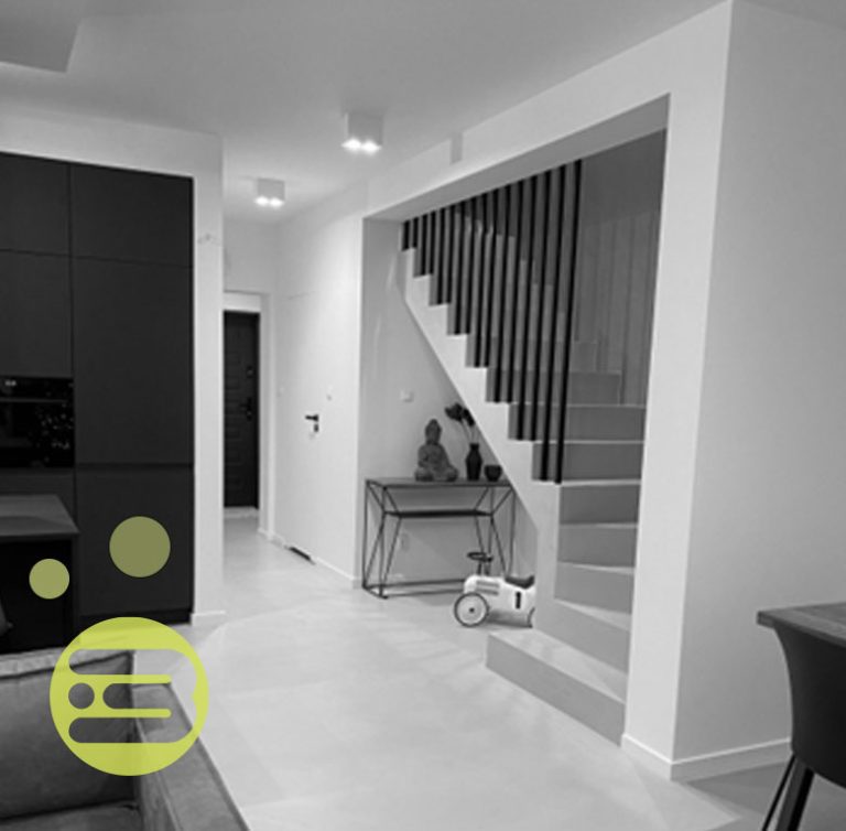 Svetla notranjost s stopniščem in mikrocementno površino.