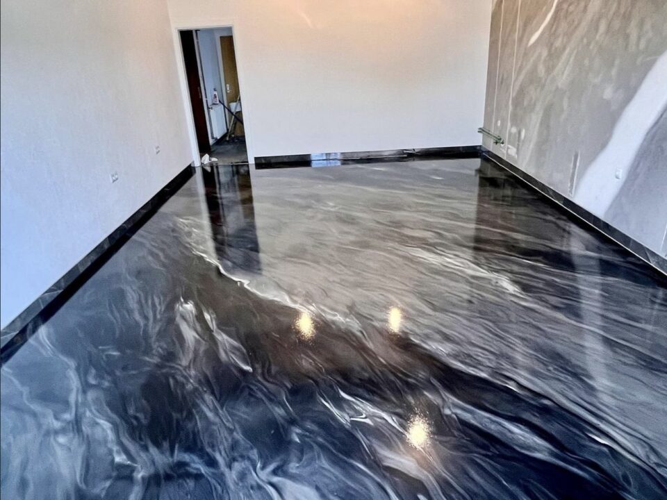 Galerija: Soba s črno-belo epoksi smolo na tleh in marmornato steno.