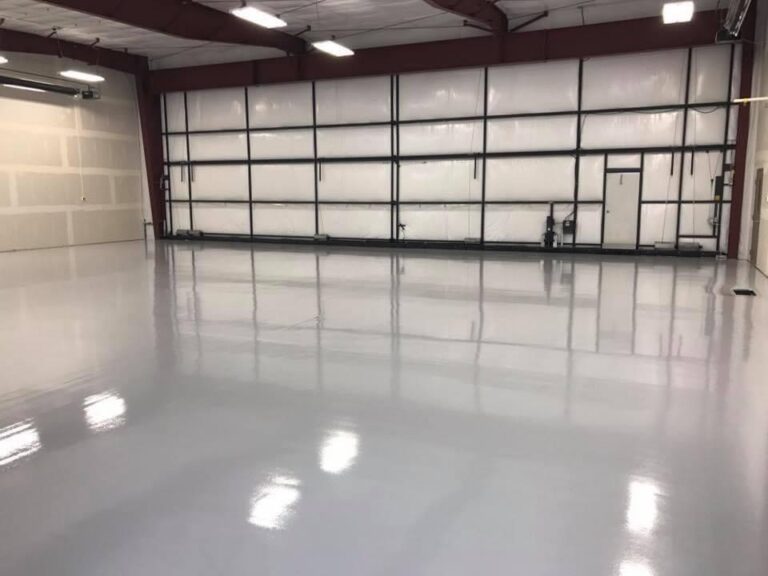 Svetla industrijska hala s sivo epoksi talno oblogo BRI EPO UNI.