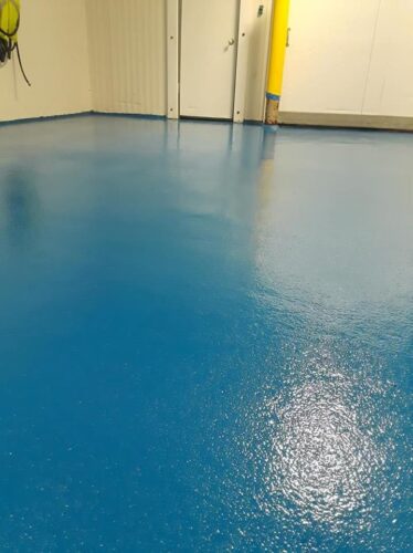 Svetlo modra epoksi tla BRI GARAGE v čisti garaži.