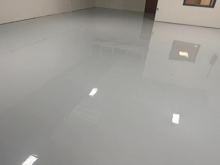 Svetlo siva epoksi tla BRI EPO UNI v prostoru. Gladka in sijoča površina.