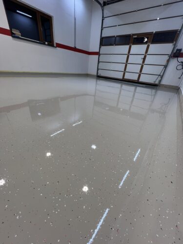 Svetla garaža z epoksi tlemi BRI EPO MID in dvižnimi vrati.